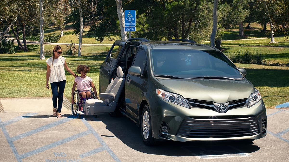 2019 Toyota Sienna with Auto Access Seat from Westchester Toyota in Yonkers, NY